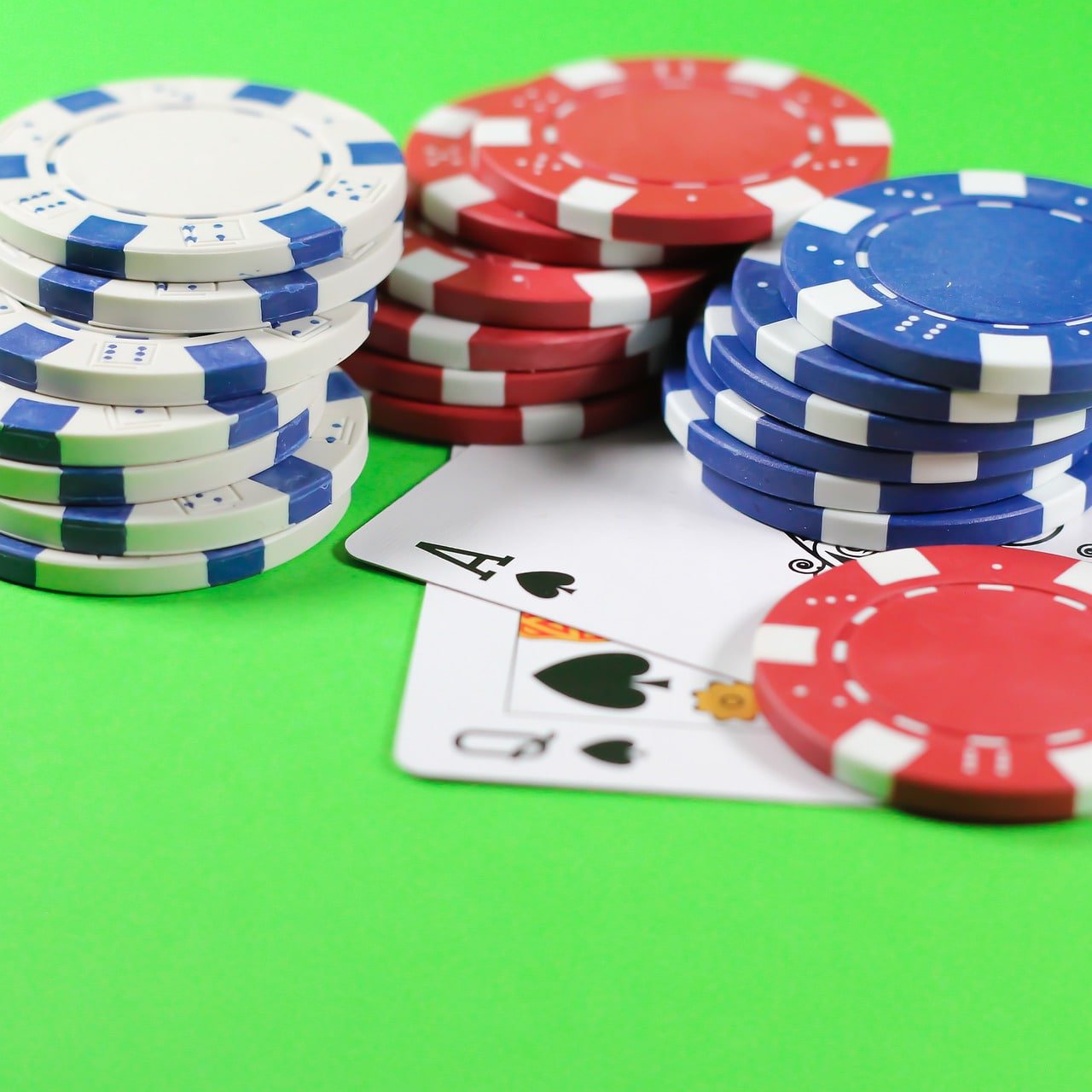 Baccarat table with live dealer visible on plus777 live casino screen
